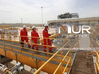 Workers are carrying out a special inspection of equipment in the gas pipeline network that crosses the Yellow River and deserts in Zhongwei...