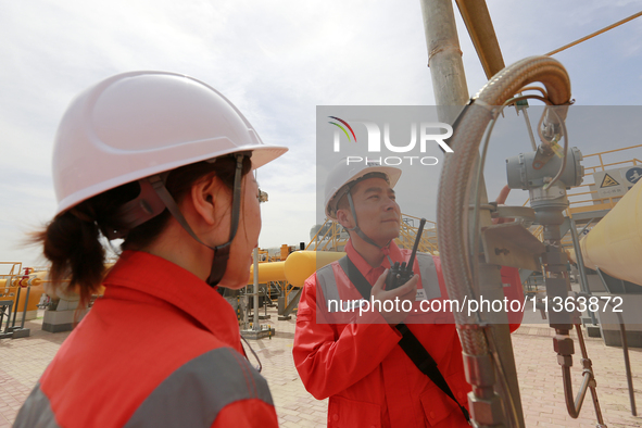 Workers are carrying out a special inspection of equipment in the gas pipeline network that crosses the Yellow River and deserts in Zhongwei...