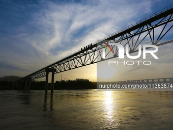 Workers are carrying out a special inspection of equipment in the gas pipeline network that crosses the Yellow River and deserts in Zhongwei...