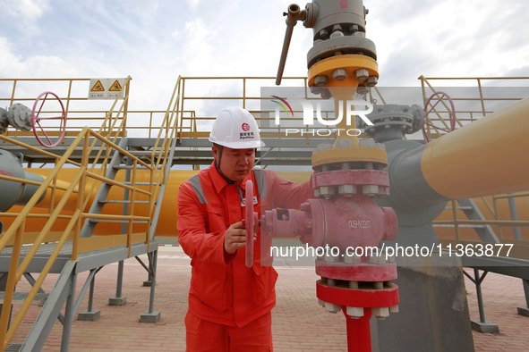 Workers are carrying out a special inspection of equipment in the gas pipeline network that crosses the Yellow River and deserts in Zhongwei...