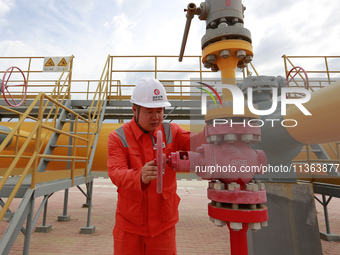 Workers are carrying out a special inspection of equipment in the gas pipeline network that crosses the Yellow River and deserts in Zhongwei...