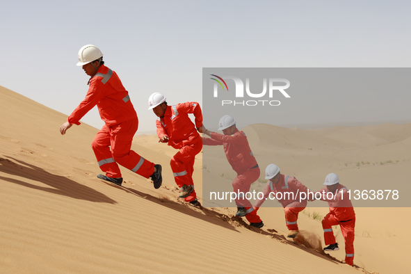 Workers are carrying out a special inspection of equipment in the gas pipeline network that crosses the Yellow River and deserts in Zhongwei...