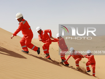 Workers are carrying out a special inspection of equipment in the gas pipeline network that crosses the Yellow River and deserts in Zhongwei...