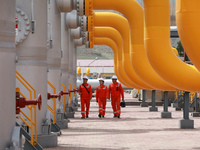 Workers are carrying out a special inspection of equipment in the gas pipeline network that crosses the Yellow River and deserts in Zhongwei...