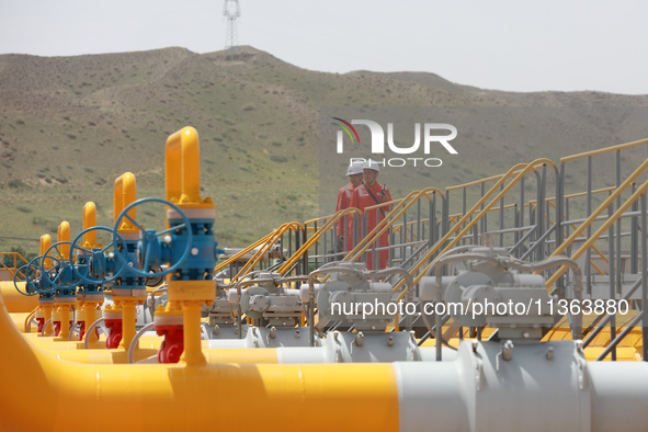 Workers are carrying out a special inspection of equipment in the gas pipeline network that crosses the Yellow River and deserts in Zhongwei...