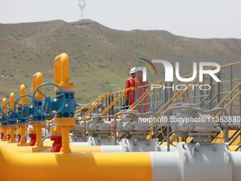 Workers are carrying out a special inspection of equipment in the gas pipeline network that crosses the Yellow River and deserts in Zhongwei...