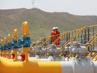 Workers are carrying out a special inspection of equipment in the gas pipeline network that crosses the Yellow River and deserts in Zhongwei...