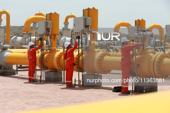 Workers are carrying out a special inspection of equipment in the gas pipeline network that crosses the Yellow River and deserts in Zhongwei...