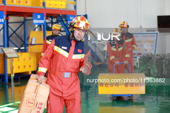 Workers are carrying out a special inspection of equipment in the gas pipeline network that crosses the Yellow River and deserts in Zhongwei...