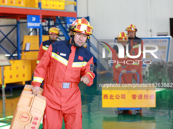 Workers are carrying out a special inspection of equipment in the gas pipeline network that crosses the Yellow River and deserts in Zhongwei...