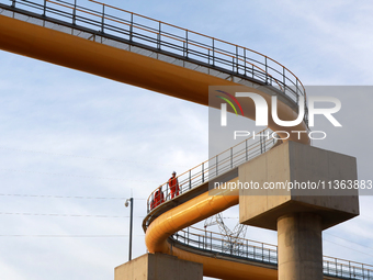 Workers are carrying out a special inspection of equipment in the gas pipeline network that crosses the Yellow River and deserts in Zhongwei...