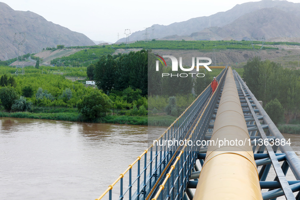 Workers are carrying out a special inspection of equipment in the gas pipeline network that crosses the Yellow River and deserts in Zhongwei...