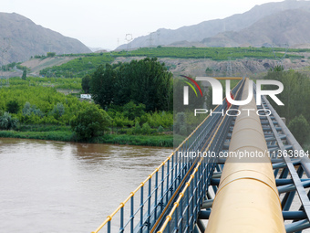 Workers are carrying out a special inspection of equipment in the gas pipeline network that crosses the Yellow River and deserts in Zhongwei...