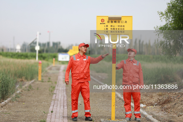 Workers are carrying out a special inspection of equipment in the gas pipeline network that crosses the Yellow River and deserts in Zhongwei...