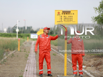 Workers are carrying out a special inspection of equipment in the gas pipeline network that crosses the Yellow River and deserts in Zhongwei...