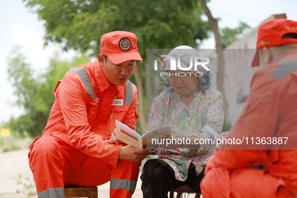 Workers are carrying out a special inspection of equipment in the gas pipeline network that crosses the Yellow River and deserts in Zhongwei...