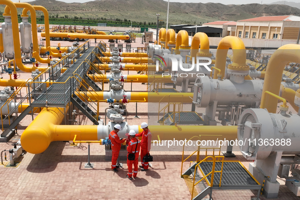 Workers are carrying out a special inspection of equipment in the gas pipeline network that crosses the Yellow River and deserts in Zhongwei...