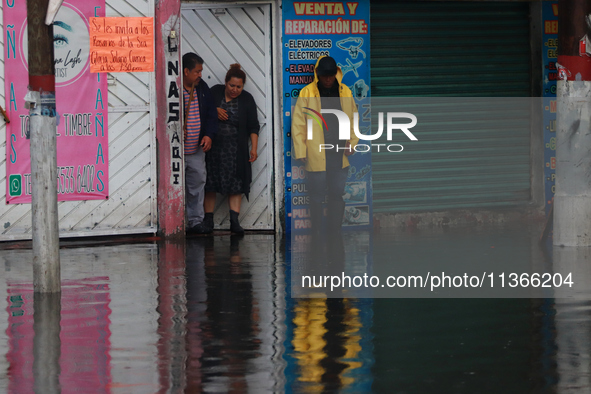 People are getting trapped after flooding due to the heavy rains that are hitting Mexico. Vicente Villada Avenue in the Municipality of Neza...