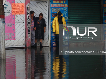 People are getting trapped after flooding due to the heavy rains that are hitting Mexico. Vicente Villada Avenue in the Municipality of Neza...