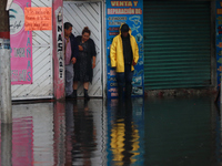 People are getting trapped after flooding due to the heavy rains that are hitting Mexico. Vicente Villada Avenue in the Municipality of Neza...