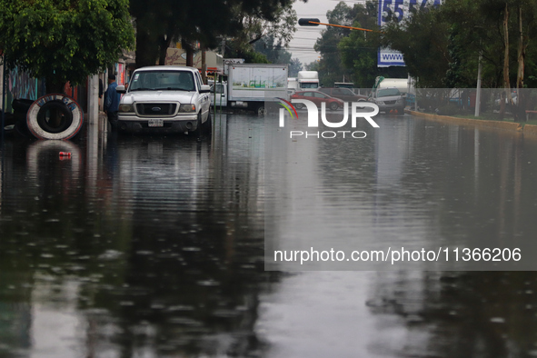 Vicente Villada Avenue is becoming flooded after the heavy rains that are hitting Mexico. Vicente Villada Avenue in the Municipality of Neza...