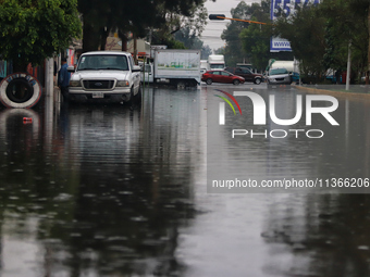 Vicente Villada Avenue is becoming flooded after the heavy rains that are hitting Mexico. Vicente Villada Avenue in the Municipality of Neza...