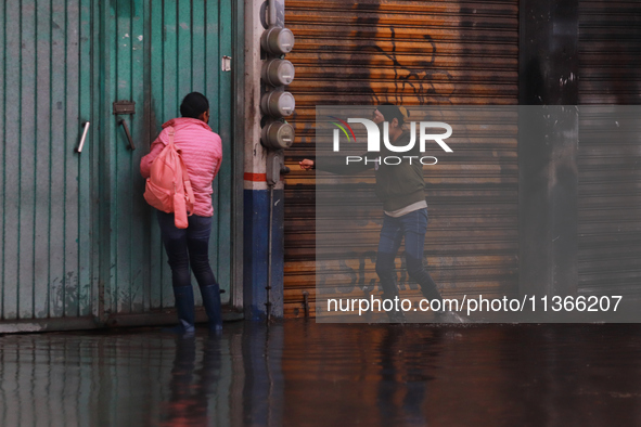 People are getting trapped after flooding due to the heavy rains that are hitting Mexico. Vicente Villada Avenue in the Municipality of Neza...