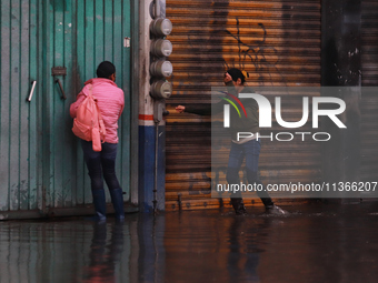 People are getting trapped after flooding due to the heavy rains that are hitting Mexico. Vicente Villada Avenue in the Municipality of Neza...