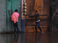 People are getting trapped after flooding due to the heavy rains that are hitting Mexico. Vicente Villada Avenue in the Municipality of Neza...