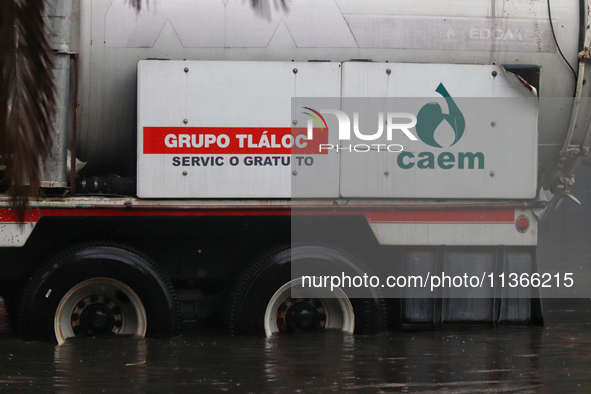 A dewatering truck is draining the water after the heavy rains that hit Mexico. Vicente Villada Avenue in the Municipality of Nezahualcoyotl...