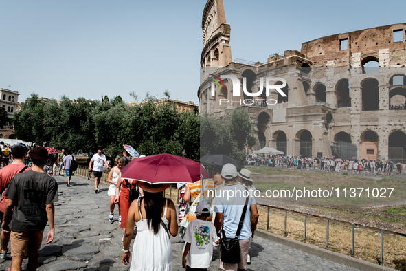 Tourists are visiting the Colosseum area, where temperatures are reaching 36 degrees Celsius in Rome, Italy, on June 29, 2024. 