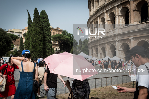 Tourists are visiting the Colosseum area, where temperatures are reaching 36 degrees Celsius in Rome, Italy, on June 29, 2024. 