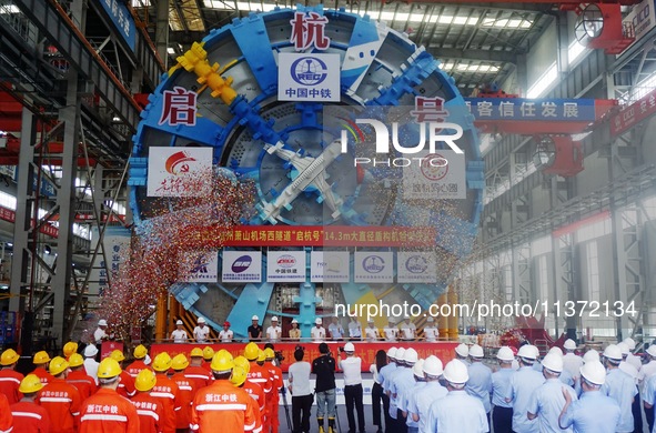 The large-diameter shield machine for the high-speed railway tunnel at Xiaoshan International Airport is being delivered off the production...