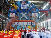 The large-diameter shield machine for the high-speed railway tunnel at Xiaoshan International Airport is being delivered off the production...