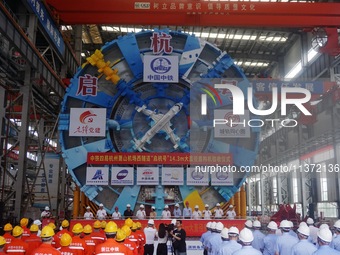 The large-diameter shield machine for the high-speed railway tunnel at Xiaoshan International Airport is being delivered off the production...