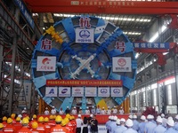 The large-diameter shield machine for the high-speed railway tunnel at Xiaoshan International Airport is being delivered off the production...