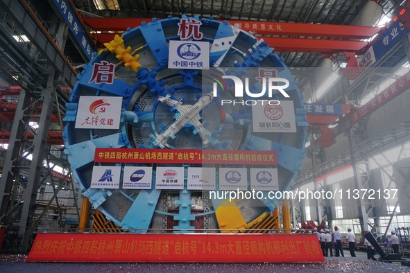 The large-diameter shield machine for the high-speed railway tunnel at Xiaoshan International Airport is being delivered off the production...