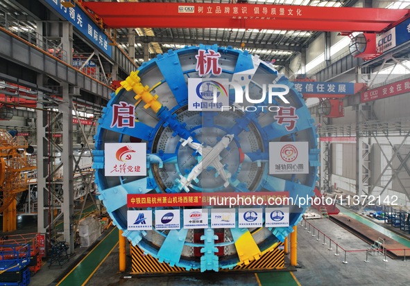 The large-diameter shield machine for the high-speed railway tunnel at Xiaoshan International Airport is being delivered off the production...