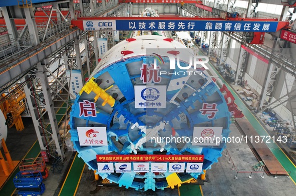 The large-diameter shield machine for the high-speed railway tunnel at Xiaoshan International Airport is being delivered off the production...