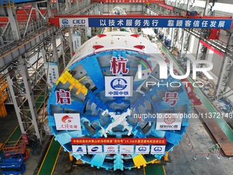 The large-diameter shield machine for the high-speed railway tunnel at Xiaoshan International Airport is being delivered off the production...