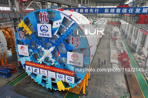 The large-diameter shield machine for the high-speed railway tunnel at Xiaoshan International Airport is being delivered off the production...