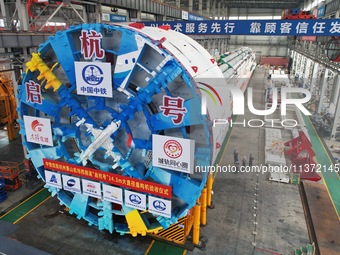 The large-diameter shield machine for the high-speed railway tunnel at Xiaoshan International Airport is being delivered off the production...