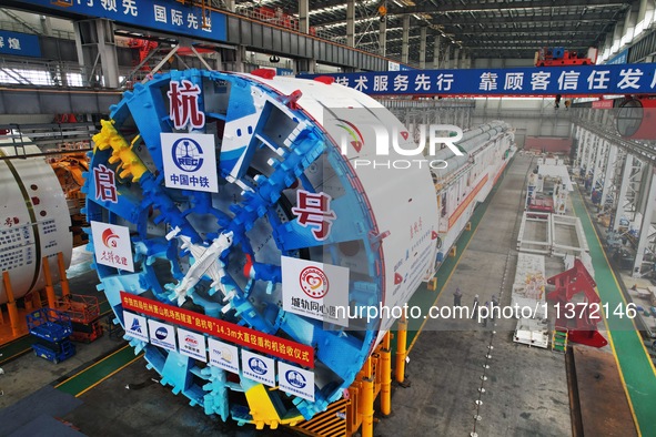 The large-diameter shield machine for the high-speed railway tunnel at Xiaoshan International Airport is being delivered off the production...