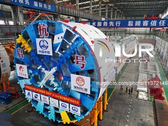 The large-diameter shield machine for the high-speed railway tunnel at Xiaoshan International Airport is being delivered off the production...