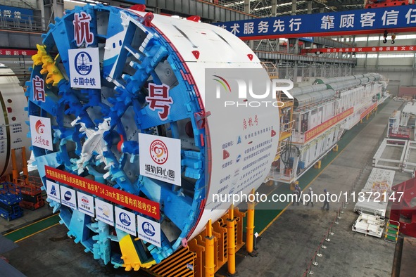 The large-diameter shield machine for the high-speed railway tunnel at Xiaoshan International Airport is being delivered off the production...