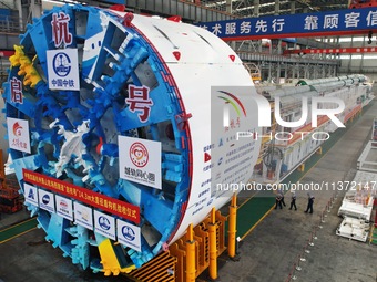 The large-diameter shield machine for the high-speed railway tunnel at Xiaoshan International Airport is being delivered off the production...