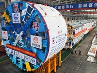 The large-diameter shield machine for the high-speed railway tunnel at Xiaoshan International Airport is being delivered off the production...