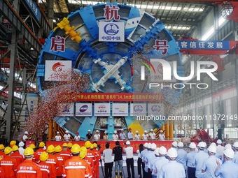 The large-diameter shield machine for the high-speed railway tunnel at Xiaoshan International Airport is being delivered off the production...