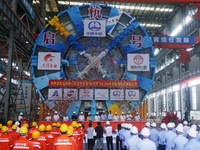 The large-diameter shield machine for the high-speed railway tunnel at Xiaoshan International Airport is being delivered off the production...