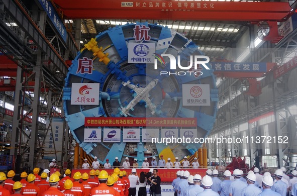 The large-diameter shield machine for the high-speed railway tunnel at Xiaoshan International Airport is being delivered off the production...